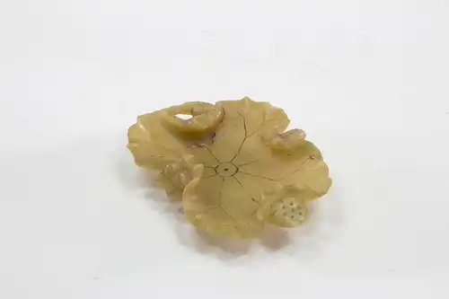 Pinselschale, China, 19. Jh., gelbe Jade?, in Form eines Lotusblattes, alte Klebestelle, sonst guter Zustand. L: 11 cm, B: 8 cm