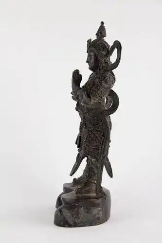 Figur, Asien, 20. Jh., Lokapala (Weltenhüter, auch königliche Wächter sind in der Mythologie des Hinduismus und des Buddhismus die Wächter der vier bzw. acht Himmelsrichtungen. Jedem von ihnen hat Elefanten als Helfer zur Seite. Sie wurden...