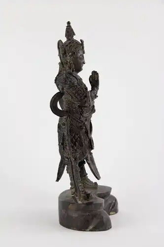 Figur, Asien, 20. Jh., Lokapala (Weltenhüter, auch königliche Wächter sind in der Mythologie des Hinduismus und des Buddhismus die Wächter der vier bzw. acht Himmelsrichtungen. Jedem von ihnen hat Elefanten als Helfer zur Seite. Sie wurden...