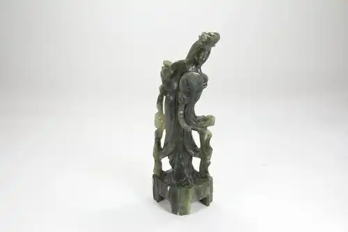 Figur, China, 20. Jh., Jade, Frau, Gebrauchsspuren, unbeschädigt. H: 21 cm