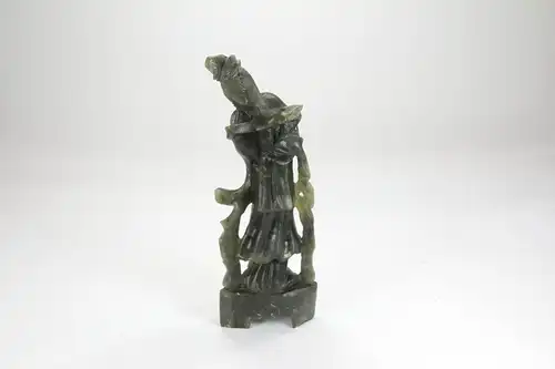 Figur, China, 20. Jh., Jade, Frau, Gebrauchsspuren, unbeschädigt. H: 21 cm