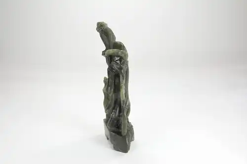 Figur, China, 20. Jh., Jade, Frau, Gebrauchsspuren, unbeschädigt. H: 21 cm