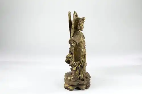 Figur, China, wohl Rosenholz, fein geschnitzt, vergoldet, Bai Suzhen?, teilweise abgegriffen, ein Schwert fehlt, guter Zustand. H: 32 cm