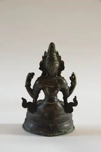 Shadakshari Avalokiteshvara, Tibet, 17./18. Jh., Bronze,  (Avalokiteshvara ist im Mahayana der  des universellen Mitgefühls und heißt wörtlich übersetzt „der Herr, der die Welt betrachtet“), Figur im Lotussitz auf doppelten Lotustron sitzend,...