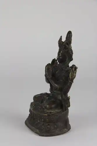 Shadakshari Avalokiteshvara, Tibet, 17./18. Jh., Bronze,  (Avalokiteshvara ist im Mahayana der  des universellen Mitgefühls und heißt wörtlich übersetzt „der Herr, der die Welt betrachtet“), Figur im Lotussitz auf doppelten Lotustron sitzend,...
