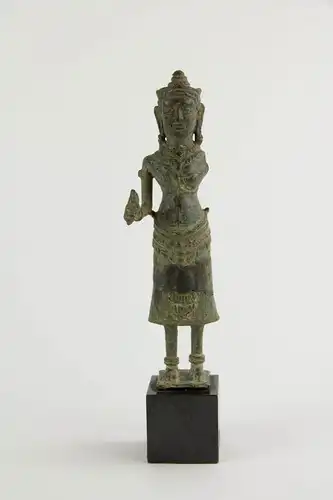 Buddha, Kambodscha, 12./13. Jh., Khmer Angkor Periode, Bronze, ein Arm fehlt, Figur zusammengesetzt (restauriert), auf modernen Sockel, starke Gebrauchsspuren, H: 17,5 cm