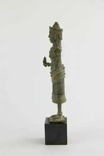 Buddha, Kambodscha, 12./13. Jh., Khmer Angkor Periode, Bronze, ein Arm fehlt, Figur zusammengesetzt (restauriert), auf modernen Sockel, starke Gebrauchsspuren, H: 17,5 cm
