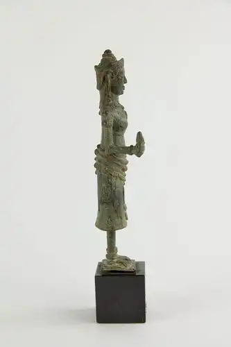 Buddha, Kambodscha, 12./13. Jh., Khmer Angkor Periode, Bronze, ein Arm fehlt, Figur zusammengesetzt (restauriert), auf modernen Sockel, starke Gebrauchsspuren, H: 17,5 cm