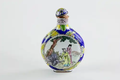 Schnupftabak-flasche, China, 20. Jh., Emaille auf den flachen Seiten Medaillons mit Figurendarstellungen, umlaufend mit gelben Drachen verziert, minimale Gebrauchsspuren. H: 7,5 cm