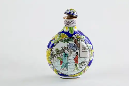 Schnupftabak-flasche, China, 20. Jh., Emaille auf den flachen Seiten Medaillons mit Figurendarstellungen, umlaufend mit gelben Drachen verziert, minimale Gebrauchsspuren. H: 7,5 cm