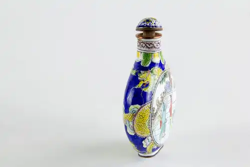 Schnupftabak-flasche, China, 20. Jh., Emaille auf den flachen Seiten Medaillons mit Figurendarstellungen, umlaufend mit gelben Drachen verziert, minimale Gebrauchsspuren. H: 7,5 cm