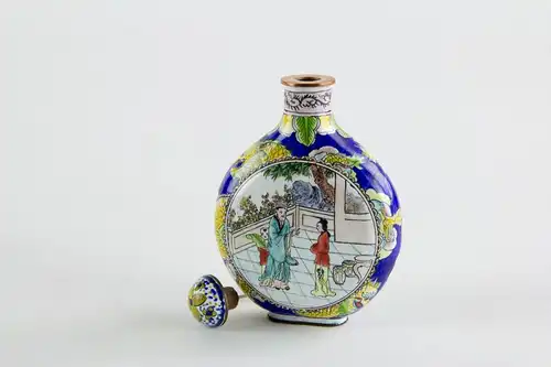 Schnupftabak-flasche, China, 20. Jh., Emaille auf den flachen Seiten Medaillons mit Figurendarstellungen, umlaufend mit gelben Drachen verziert, minimale Gebrauchsspuren. H: 7,5 cm