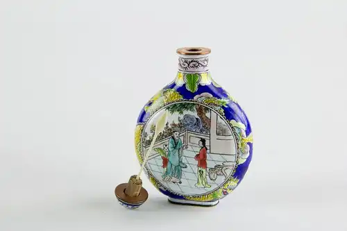 Schnupftabak-flasche, China, 20. Jh., Emaille auf den flachen Seiten Medaillons mit Figurendarstellungen, umlaufend mit gelben Drachen verziert, minimale Gebrauchsspuren. H: 7,5 cm