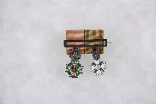 Barett (Spange), Belgien, um 1880, Miniaturen zu dem Leopoldorden, Ritter, Silber, Medaillon Gold und zum Zivilverdienstkreuz Silber, Medaillon Gold, Spange Gold, gestempelt, feine Qualität.