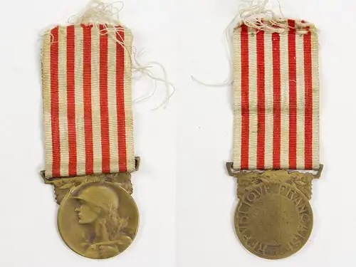 Nachlass von 4 Auszeichnungen, Frankreich, bestehend aus: 1. Militärmedaille, Silber, 2. Rot-Kreuz-Medaille 1864-66, versilbert, ohne Namen, 3. Mexikomedaille, 1862-63, Silber, 4. Teilnahmemedaille, 1. WK, Bronze, Tragespuren, guter Zustand. Lot of...