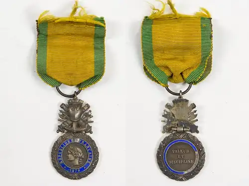 Nachlass von 4 Auszeichnungen, Frankreich, bestehend aus: 1. Militärmedaille, Silber, 2. Rot-Kreuz-Medaille 1864-66, versilbert, ohne Namen, 3. Mexikomedaille, 1862-63, Silber, 4. Teilnahmemedaille, 1. WK, Bronze, Tragespuren, guter Zustand. Lot of...