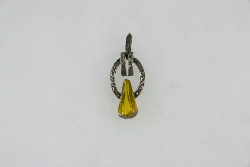Anhänger, Silber, Jugendstil, Anf. 20. Jh., mit tropfenförmigen gelben Stein und Markasiten besetzt (ein Stein fehlt), getragen, Gebrauchsspuren.  Höhe: 34 mm 0