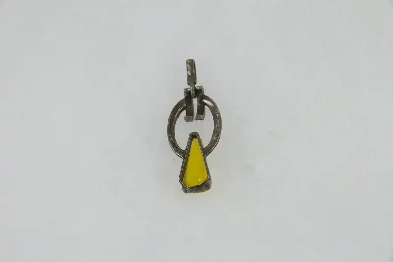 Anhänger, Silber, Jugendstil, Anf. 20. Jh., mit tropfenförmigen gelben Stein und Markasiten besetzt (ein Stein fehlt), getragen, Gebrauchsspuren.  Höhe: 34 mm 1
