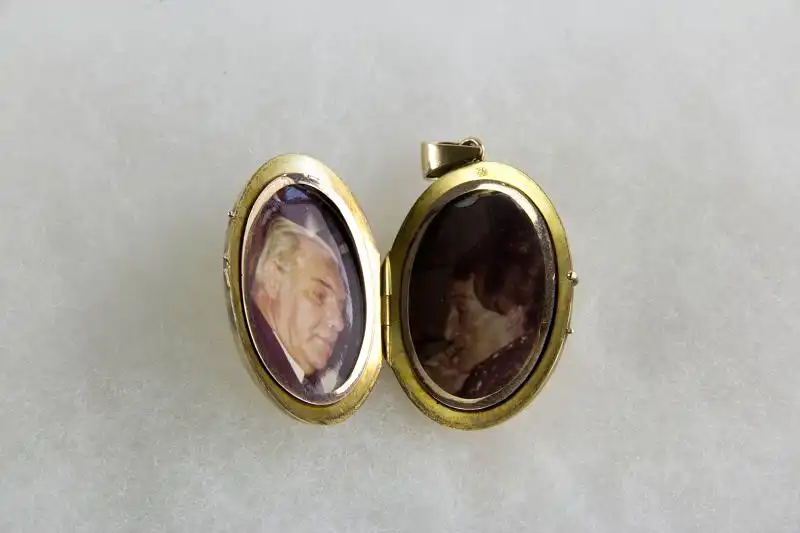 Anhänger, 2. Hälfte 19. Jh., Gold, gestempelt 560, im Inneren 2 Portraits unter mit Rotgold gefassten Glasrähmchen, Anhänger verziert mit bekrönten gotischen K, mit Diamantrosen besetzt, (K für König Karl von Württemberg), Gebrauchsspuren. H:... 1