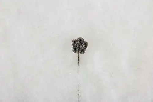 Krawattenadel, Schweden, 20. Jh., Silber, gestempelt, in Form einer Blüte, mit farblosen Steinen besetzt, guter gebrauchter Zustand. L: 6 cm