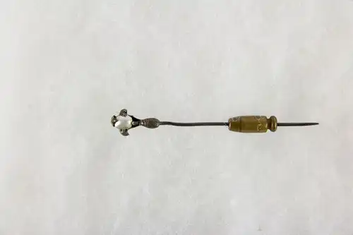 2 Krawattennadeln, Schweden, 20. Jh., 1: Silber mit Halbperle, 2: vergoldet mit Anhänger als Blüte mit Granaten besetzt, gebrauchter, guter Zustand. L: 6 cm, 6,5 cm