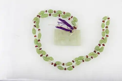 Kette, China, Anf. 20. Jh., grüne und rote Glasperlen, Jadeanhänger. L: 32 cm, Chain, China, 20th century, green and red glass pearls, good condition