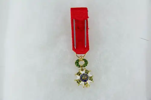 Ordensminiatur, Frankreich, 20. Jh., Miniatur zum Orden der Ehrenlegion, Offizier, 18 K Gold, gepunzt mit Adlekopfmarke, 9. Modell, guter Zustand.