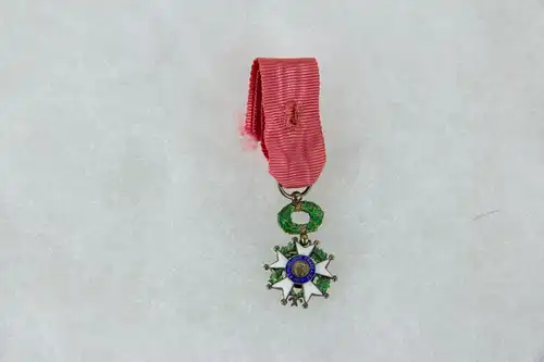 Ordensminiatur,
Frankreich, 20. Jh., Miniatur zum Orden der Ehrenlegion, Ritter, Silber, 9. Modell, guter Zustand
