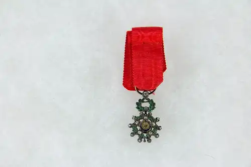 Ordensminiatur,
Frankreich, 20. Jh., Miniatur zum Orden der Ehrenlegion, Offizier, Gold, mit Rosendiamanten 9. Modell, im Etui, guter Zustand