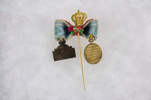 Ausgefallene Miniaturorden Nadel,

Bayern, um 1900, mit zwei Ordensbändern als Schleife, bekrönt, Miniaturen zu den Orden: Jubiläumsmedaille für die Bayerische Armee, Bronze vergoldet und Landwehr DA, 2. Klasse, Silber, emailliert, guter Zustand