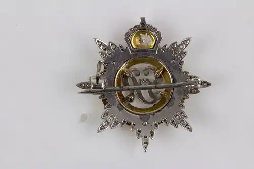 Regimentsabzeichen,

des Royal Army Service Corps, England, George VI, 2. Weltkrieg, Platin/Weißgold ? bekrönter Stern mit aufgesetzten kleinen Brillanten, in der Mitte die Initialen G VI R, umgeben vom Band des Hosenbandordens in Gold, blau...