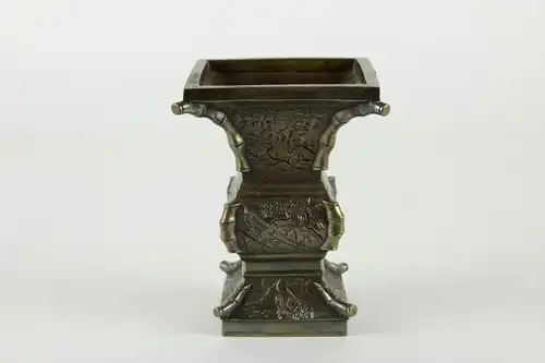 Vase,

China, 19./20. Jh., ZUN - Vase, fein graviert und geschnitten mit Tier- und Blumenmotiven, Kanten als Bambuszweige gearbeitet, Gebrauchsspuren. 

H: 13 cm