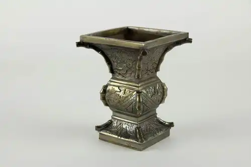 Vase,

China, 19./20. Jh., ZUN - Vase, fein graviert und geschnitten mit Tier- und Blumenmotiven, Kanten als Bambuszweige gearbeitet, Gebrauchsspuren. 

H: 13 cm