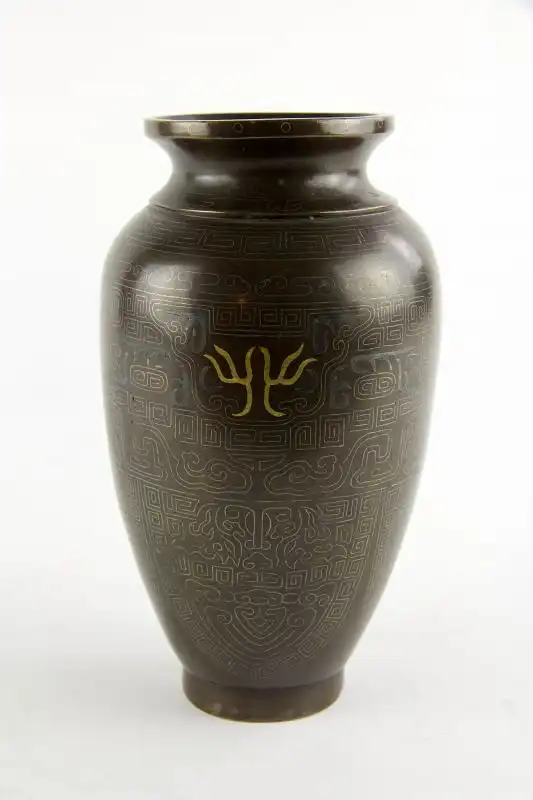 Vase,

China, 18./19. Jh., Bronze, Shisou, mit Silber- und Goldeinlagen im archaischem Stil, leichte Gebrauchsspuren.

H: 17 cm 0