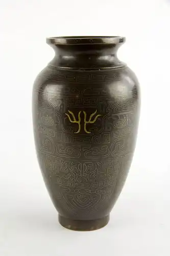 Vase,

China, 18./19. Jh., Bronze, Shisou, mit Silber- und Goldeinlagen im archaischem Stil, leichte Gebrauchsspuren.

H: 17 cm