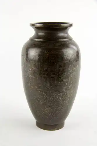 Vase,

China, 18./19. Jh., Bronze, Shisou, mit Silber- und Goldeinlagen im archaischem Stil, leichte Gebrauchsspuren.

H: 17 cm