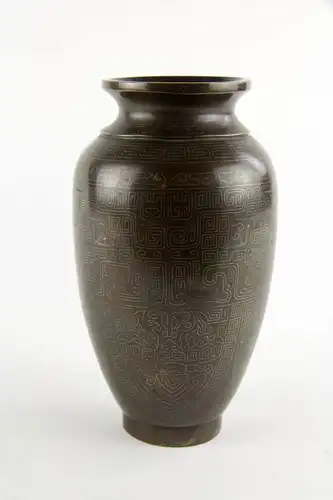 Vase,

China, 18./19. Jh., Bronze, Shisou, mit Silber- und Goldeinlagen im archaischem Stil, leichte Gebrauchsspuren.

H: 17 cm