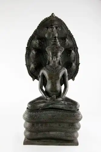 Große Naga Buddha Statue,
Kambodscha, 20. Jh., Bronze, Nachguss eines Buddhas der Angkor Periode des 12. Jh., sehr dekorativ, dreiteilig, gute Qualität, H: 62 cm.