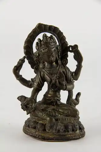 Skanda,

Nepal, 19. Jh., Vasudhara auf Lotussockel mit Aureole, Bronze, Reste von roter Bemalung und Vergoldung, fein geschnitten und graviert, schöne gewachsene Patina, Boden verschlossen und graviert.
 H: 9,5 cm, 

Skanda, Nepal, 19th century,...