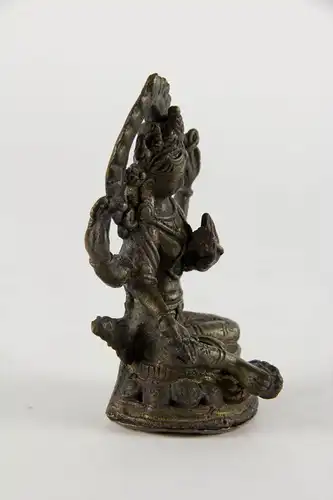 Skanda,

Nepal, 19. Jh., Vasudhara auf Lotussockel mit Aureole, Bronze, Reste von roter Bemalung und Vergoldung, fein geschnitten und graviert, schöne gewachsene Patina, Boden verschlossen und graviert.
 H: 9,5 cm, 

Skanda, Nepal, 19th century,...