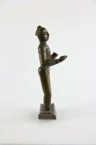 Parvati,
Indien, 18./19. Jh., Bronze, Grundplatte später, eine Hand abgebrochen, Gebrauchsspuren, H: 12,5 cm.