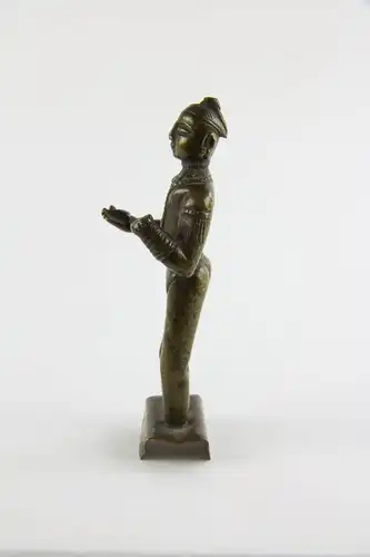 Parvati,
Indien, 18./19. Jh., Bronze, Grundplatte später, eine Hand abgebrochen, Gebrauchsspuren, H: 12,5 cm.