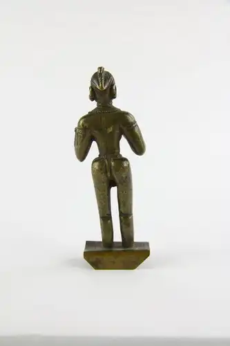 Parvati,
Indien, 18./19. Jh., Bronze, Grundplatte später, eine Hand abgebrochen, Gebrauchsspuren, H: 12,5 cm.