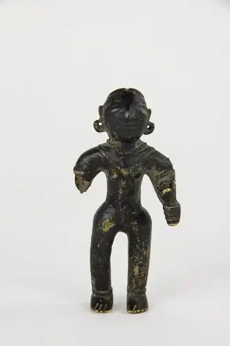 Parvati,
Indien, 18. Jh., Bronze, ein Arm abgebrochen, Ausgrabungsstück, H: 9 cm