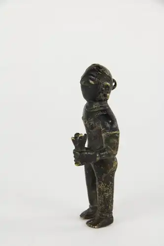 Parvati,
Indien, 18. Jh., Bronze, ein Arm abgebrochen, Ausgrabungsstück, H: 9 cm