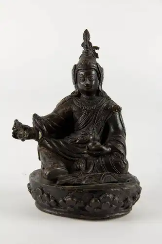 Figur,

Tibet, 18. Jh., Padmasambhava (Lotosgeborener, auch Guru Rinpoche, Guru Padma, Padina Sambhava oder Padmakara, 8. bis 9. Jahrhundert gilt als Begründer des Buddhismus in Tibet zur Zeit des Königs Thrisong Detsen), Bronze, fein geschnitten...