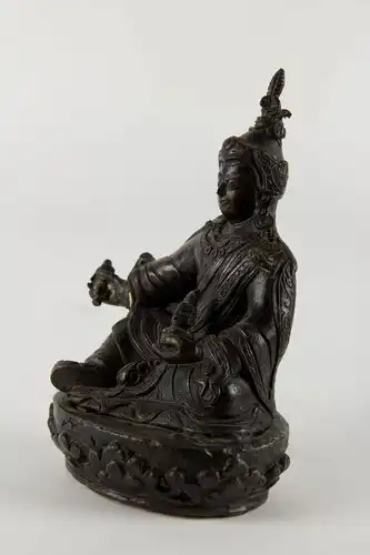 Figur,

Tibet, 18. Jh., Padmasambhava (Lotosgeborener, auch Guru Rinpoche, Guru Padma, Padina Sambhava oder Padmakara, 8. bis 9. Jahrhundert gilt als Begründer des Buddhismus in Tibet zur Zeit des Königs Thrisong Detsen), Bronze, fein geschnitten...