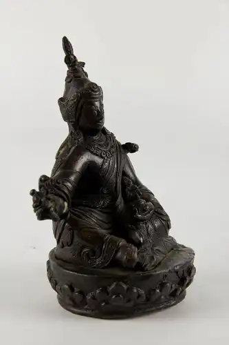 Figur,

Tibet, 18. Jh., Padmasambhava (Lotosgeborener, auch Guru Rinpoche, Guru Padma, Padina Sambhava oder Padmakara, 8. bis 9. Jahrhundert gilt als Begründer des Buddhismus in Tibet zur Zeit des Königs Thrisong Detsen), Bronze, fein geschnitten...