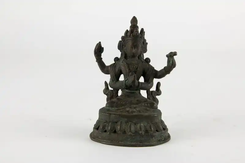 Figur,

Tibet/Nepal, 19. Jh., Shadakshari  Lokeshvara (Shadakshari Lokeshvara ist eine vierarmige Variante der Bodhisattva  Avalokiteshvara, die ihre innern Hnde in  anjalimudra vor der Brust hlt), auf durchbrochen gearbeiteten Lotussockel,... 0