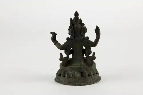 Figur,

Tibet/Nepal, 19. Jh., Shadakshari  Lokeshvara (Shadakshari Lokeshvara ist eine vierarmige Variante der Bodhisattva  Avalokiteshvara, die ihre innern Hände in  anjalimudra vor der Brust hält), auf durchbrochen gearbeiteten Lotussockel,...